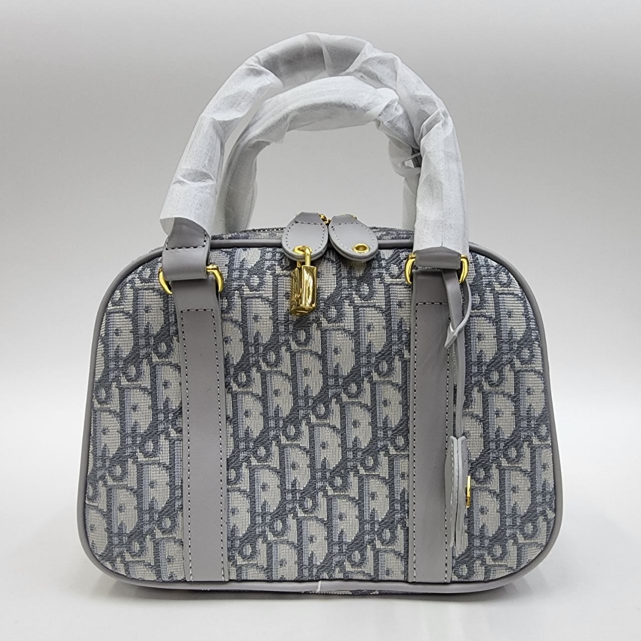 Бренд: DIOR 
Цена: 2200 сом
Размер: 25×18×9 см
Артикул:...
