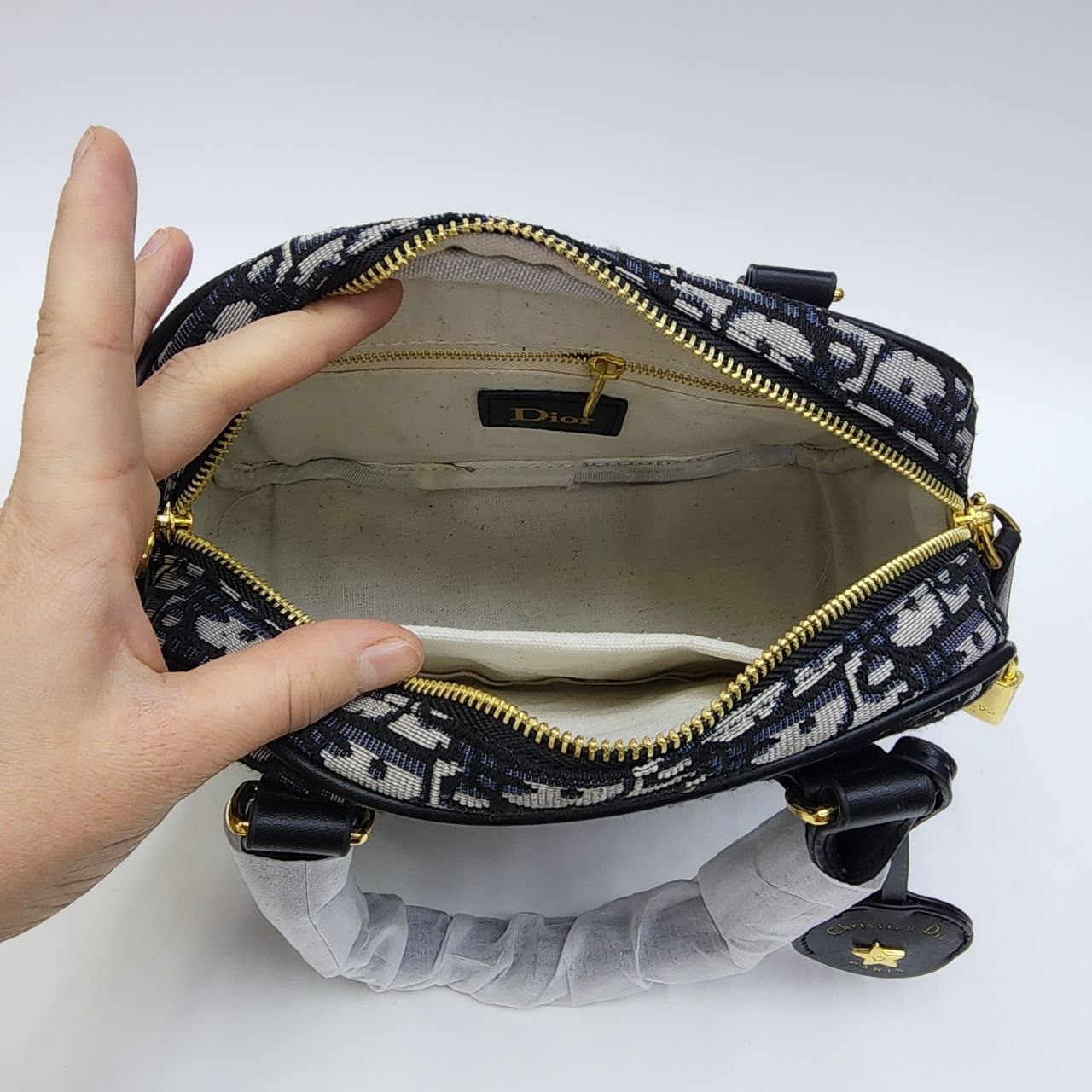 Бренд: DIOR 
Цена: 2200 сом
Размер: 25×18×9 см
Артикул:...