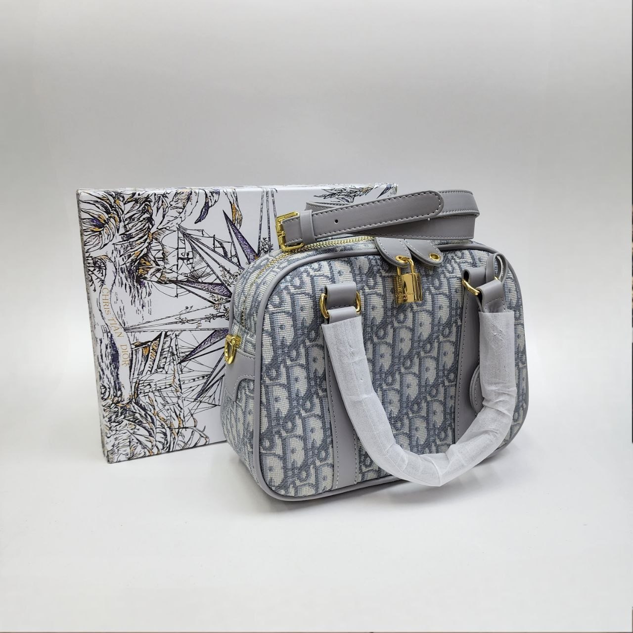 Бренд: DIOR 
Цена: 2200 сом
Размер: 25×18×9 см
Артикул:...