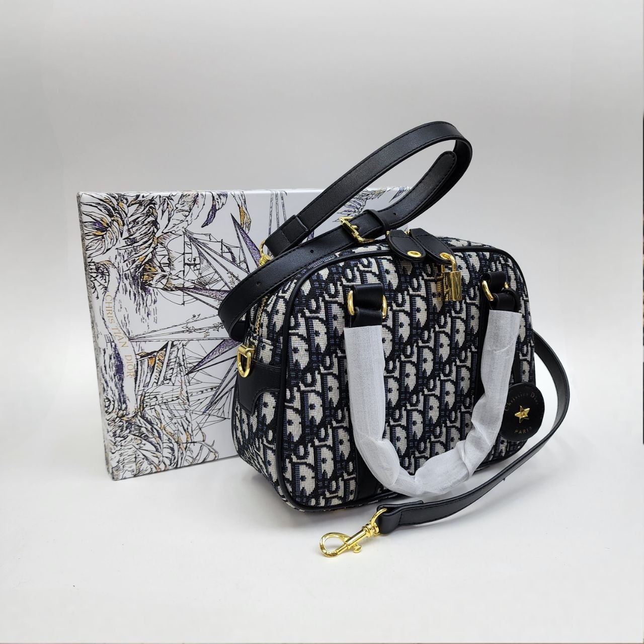 Бренд: DIOR 
Цена: 2200 сом
Размер: 25×18×9 см
Артикул:...