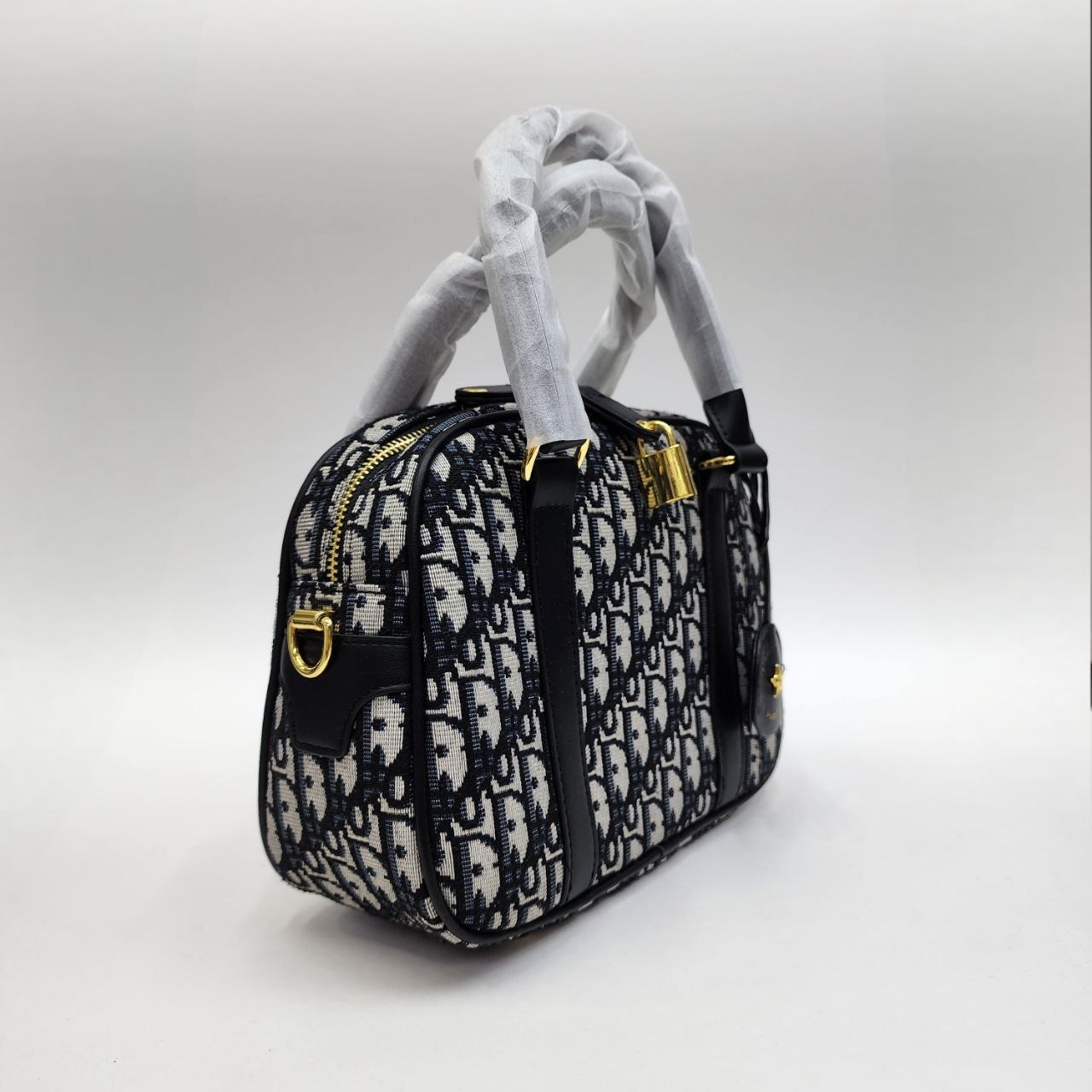 Бренд: DIOR 
Цена: 2200 сом
Размер: 25×18×9 см
Артикул:...