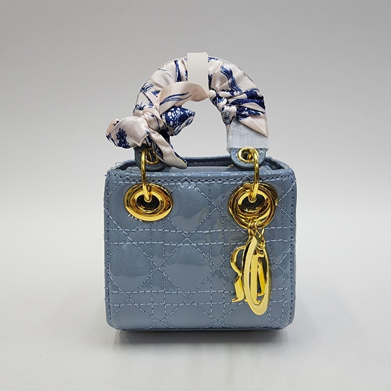 Бренд: DIOR 
Цена: 1600 сом
Размер: 12,5×11×8,5 см
Арти...