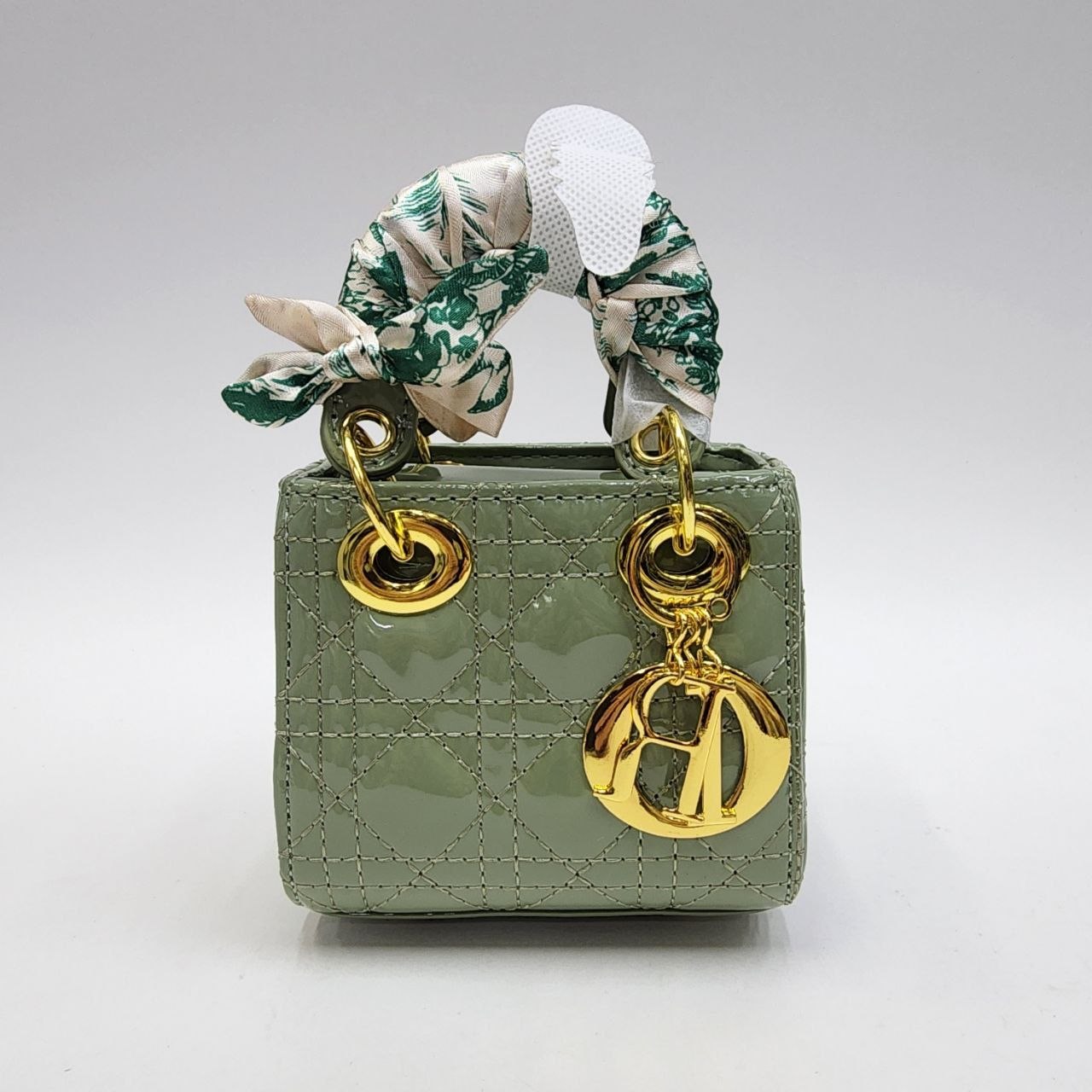 Бренд: DIOR 
Цена: 1600 сом
Размер: 12,5×11×8,5 см
Арти...