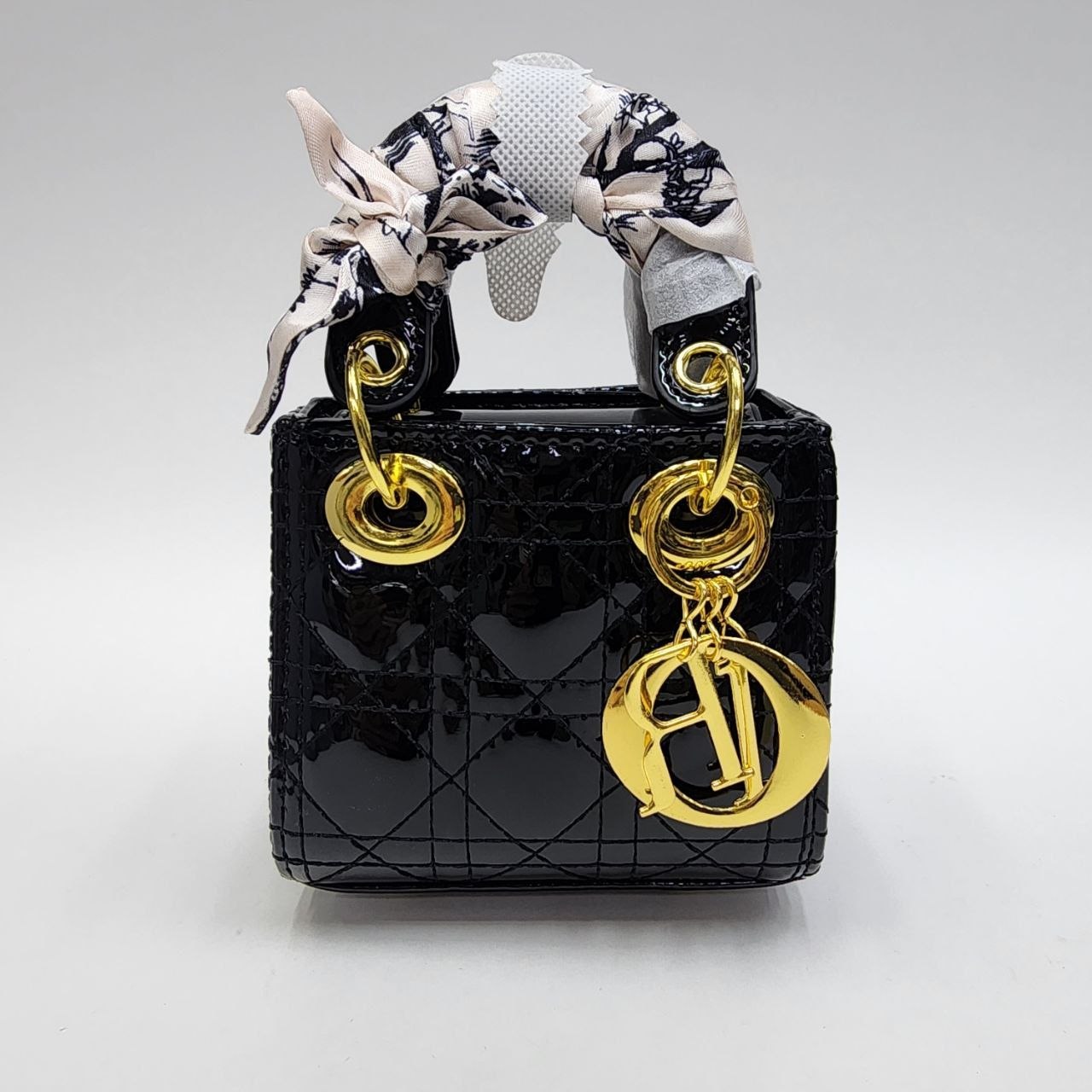 Бренд: DIOR 
Цена: 1600 сом
Размер: 12,5×11×8,5 см
Арти...