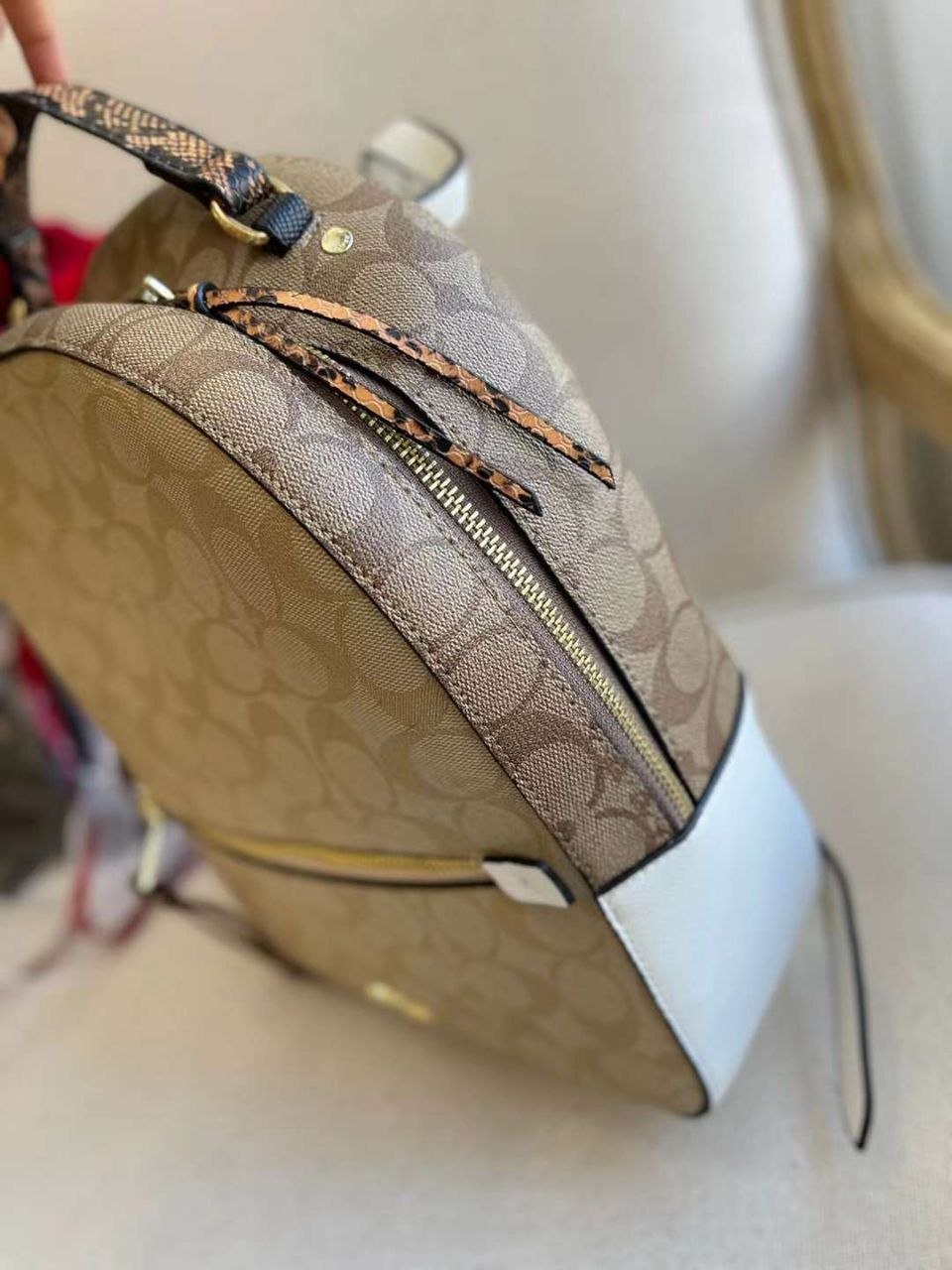 COACH Рюкзак 
Цена: 3200 сом
Артикул: 68010
Размер: 26 ...