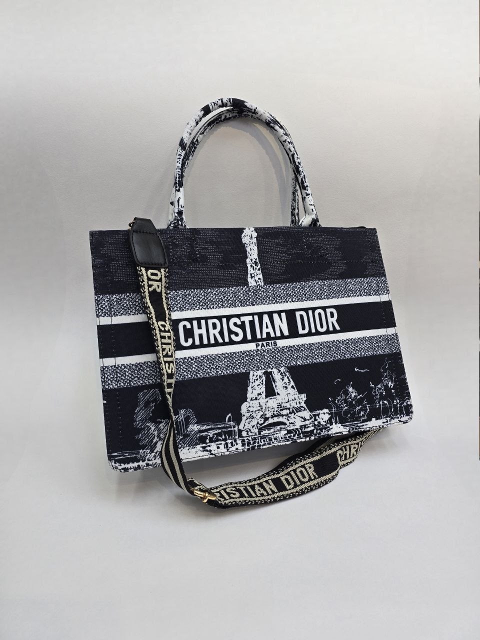 Бренд: DIOR шоппер
Цена: 1600 сом
Размер: 36×9×25 см
Ар...