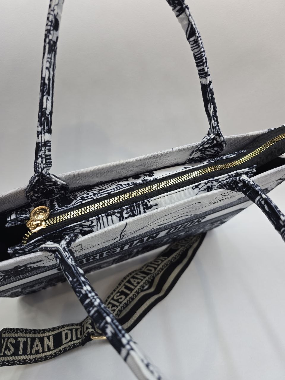Бренд: DIOR шоппер
Цена: 1600 сом
Размер: 36×9×25 см
Ар...