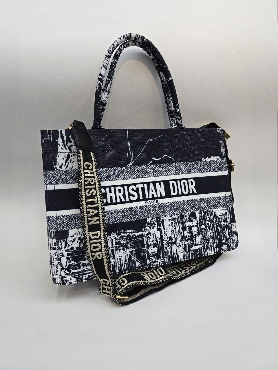 Бренд: DIOR шоппер
Цена: 1600 сом
Размер: 36×9×25 см
Ар...