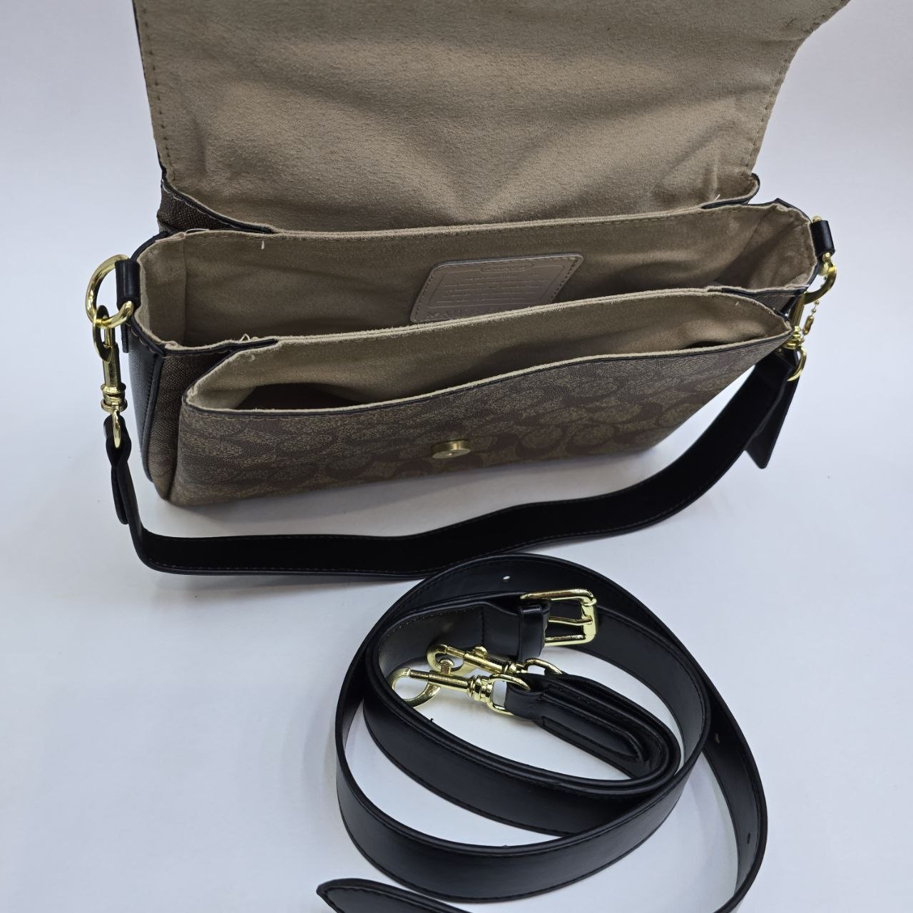 Бренд: COACH 
Цена: 2200 сом
Размер: 27×8×17 см
Артикул...