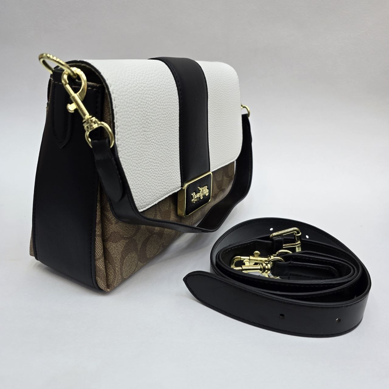 Бренд: COACH 
Цена: 2200 сом
Размер: 27×8×17 см
Артикул...