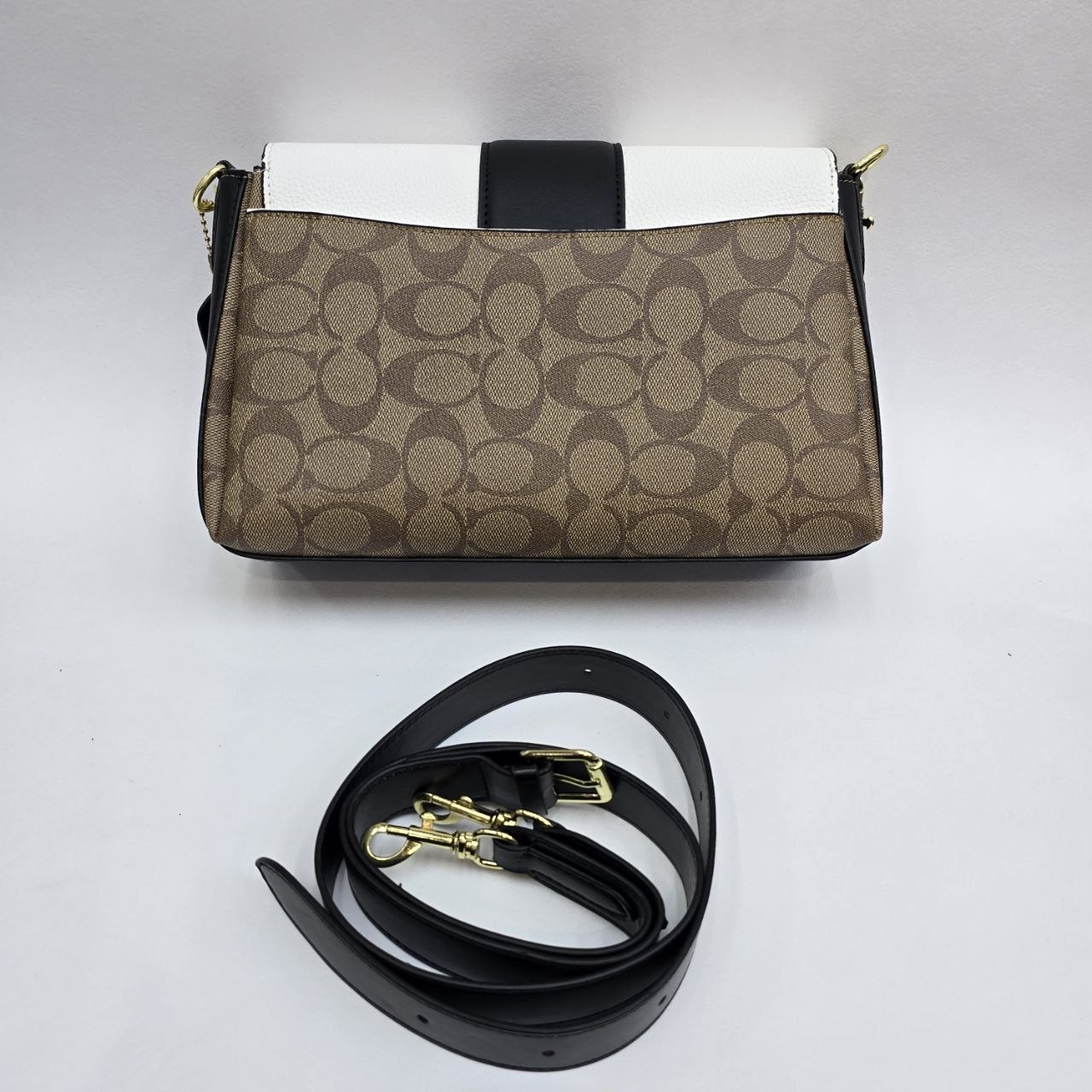 Бренд: COACH 
Цена: 2200 сом
Размер: 27×8×17 см
Артикул...