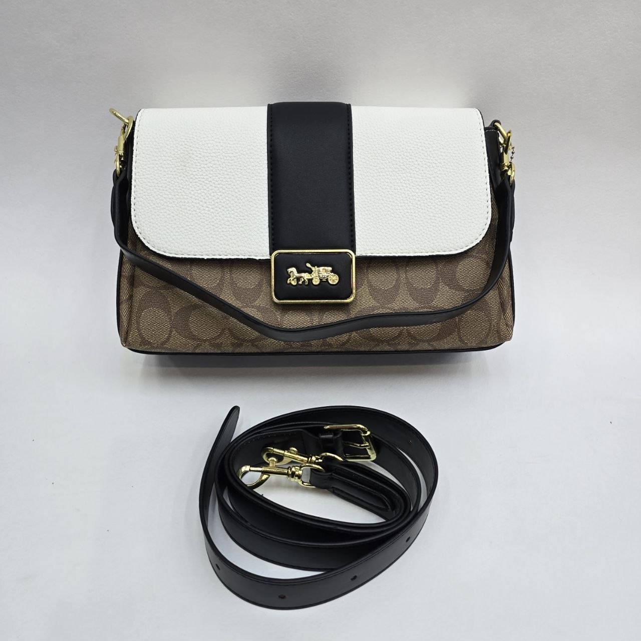 Бренд: COACH 
Цена: 2200 сом
Размер: 27×8×17 см
Артикул...