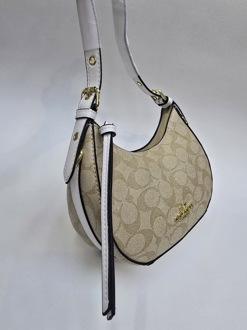 Бренд: COACH 
Цена: 1900 сом
Размер: 21×8×15 см
Артикул...