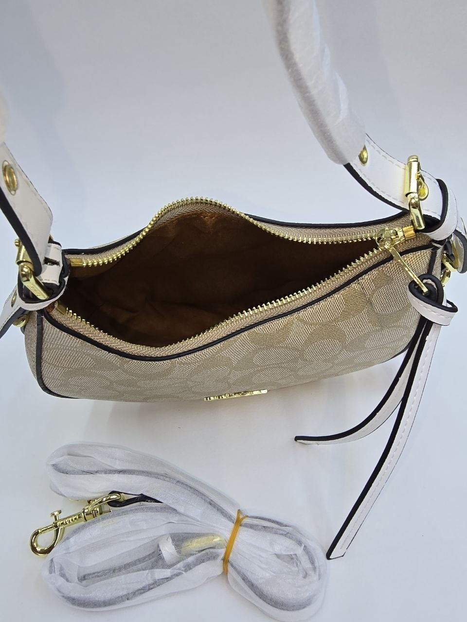 Бренд: COACH 
Цена: 1900 сом
Размер: 21×8×15 см
Артикул...