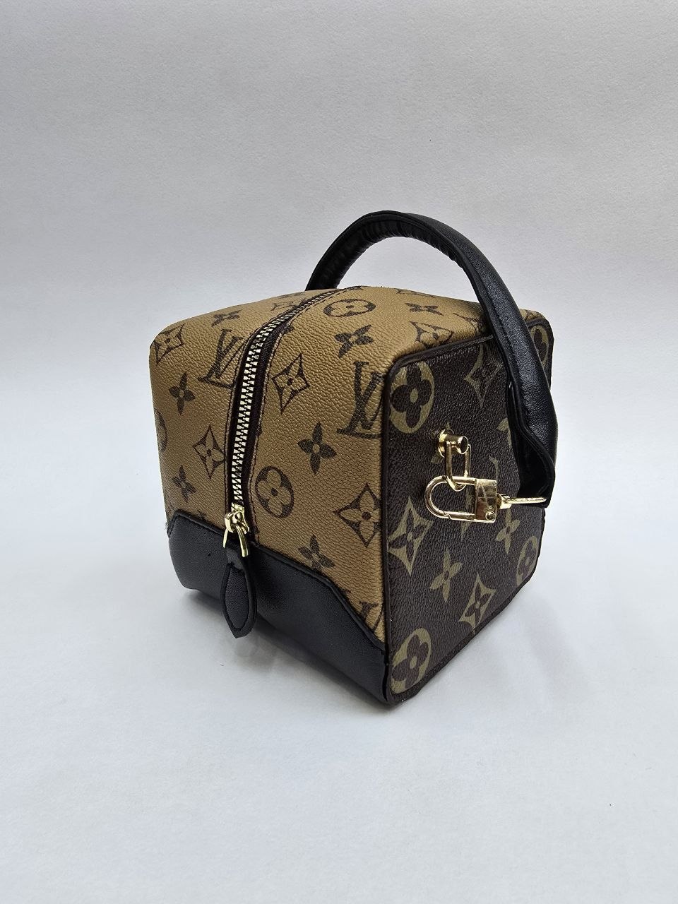 Бренд: Louis Vuitton 
Цена: 1300 сом
Размер: 13×13×13 с...