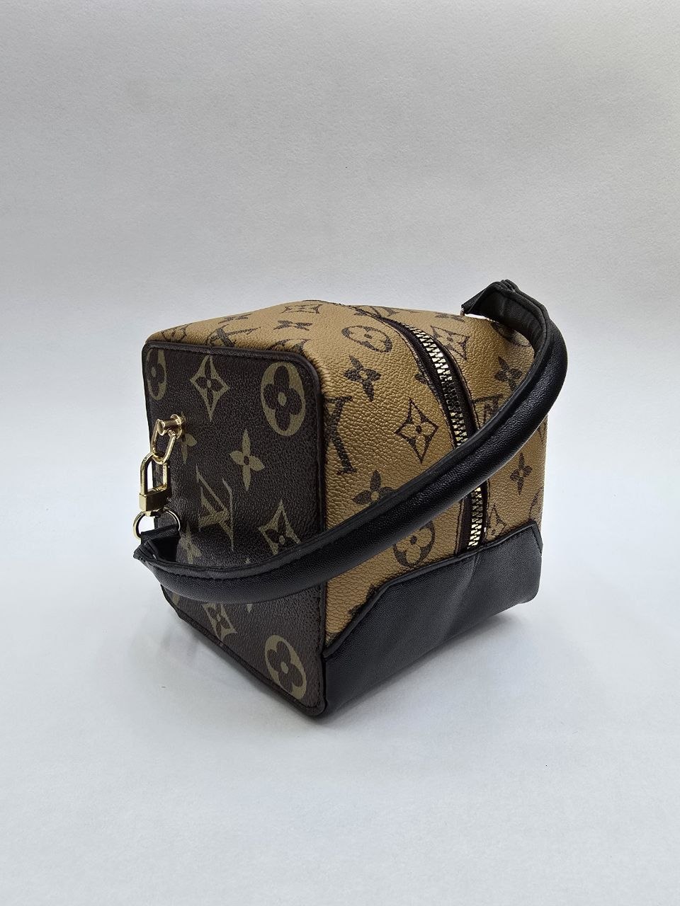 Бренд: Louis Vuitton 
Цена: 1300 сом
Размер: 13×13×13 с...