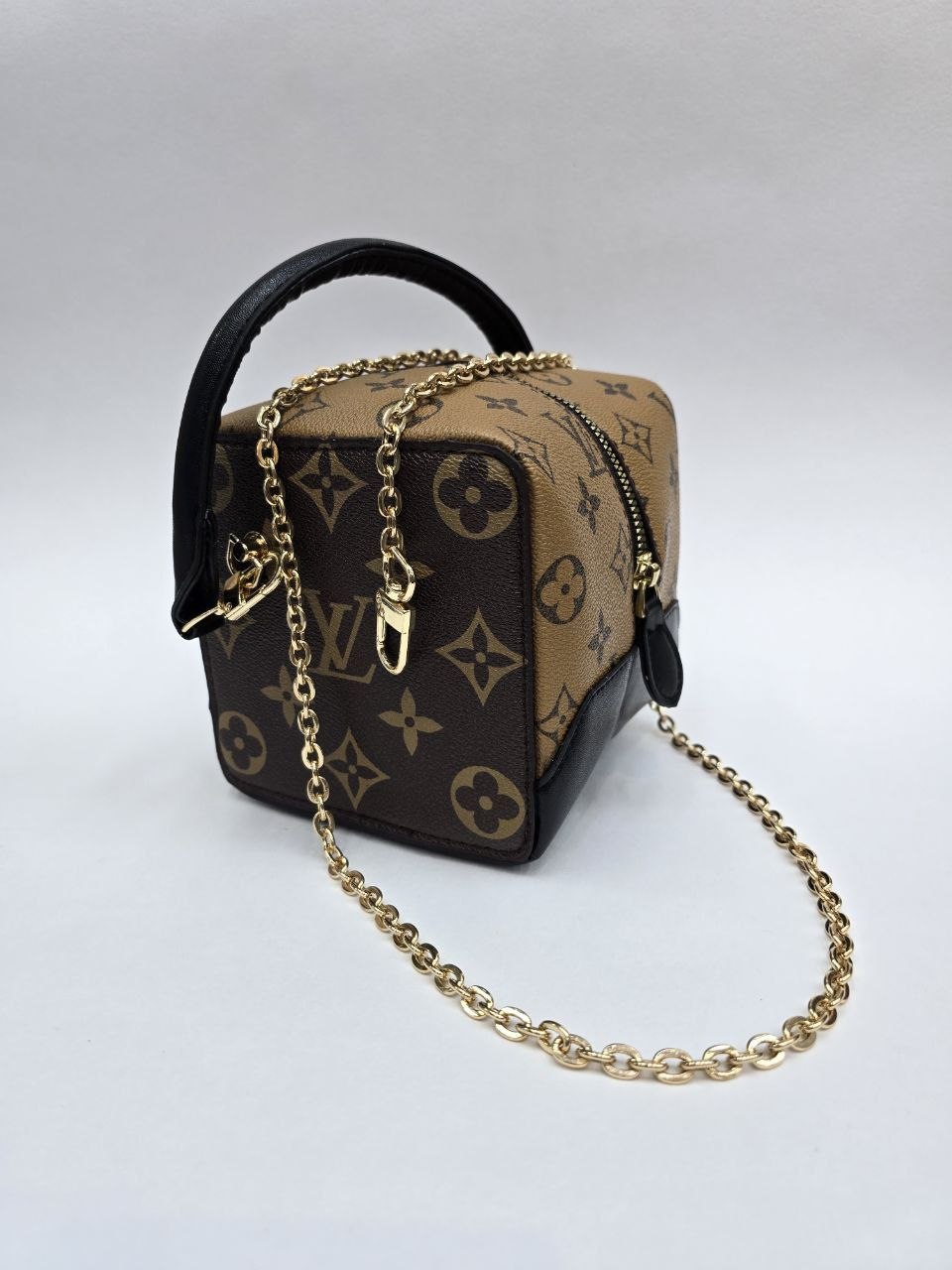 Бренд: Louis Vuitton 
Цена: 1300 сом
Размер: 13×13×13 с...