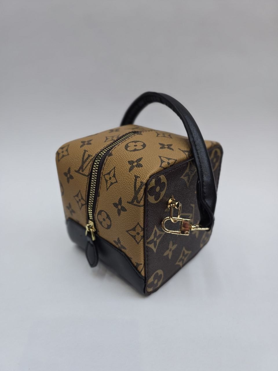 Бренд: Louis Vuitton 
Цена: 1300 сом
Размер: 13×13×13 с...