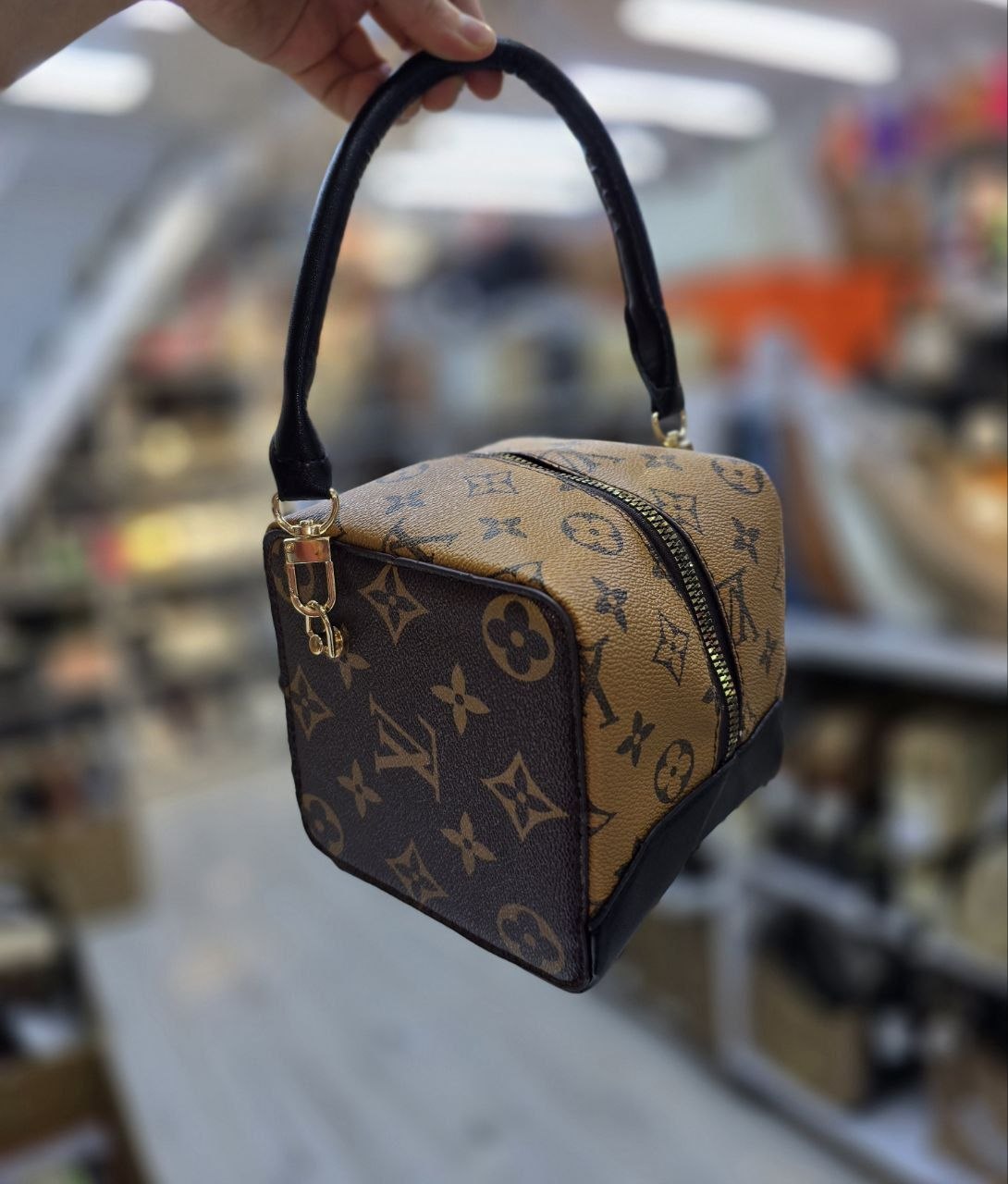 Бренд: Louis Vuitton 
Цена: 1300 сом
Размер: 13×13×13 с...