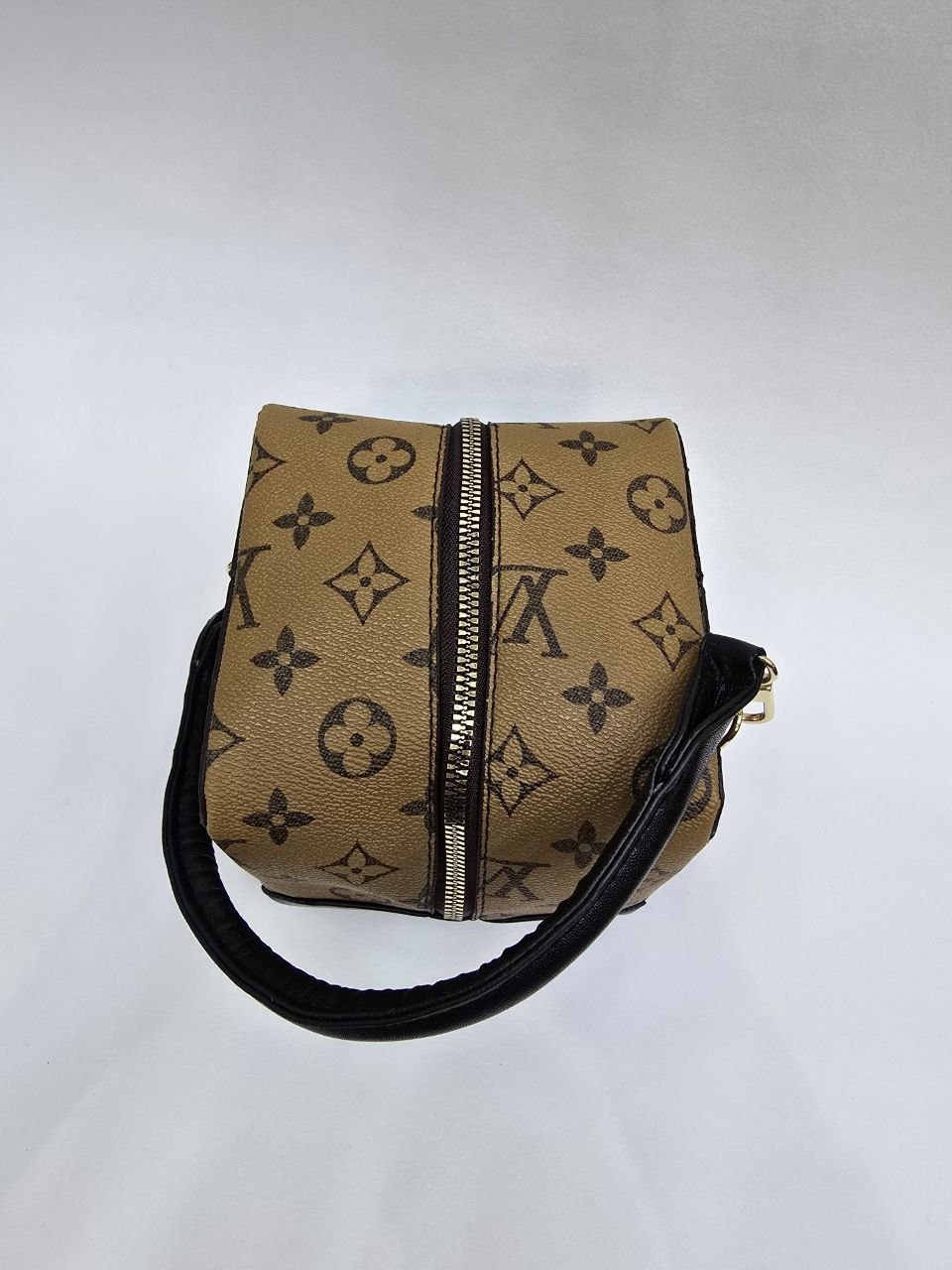 Бренд: Louis Vuitton 
Цена: 1300 сом
Размер: 13×13×13 с...