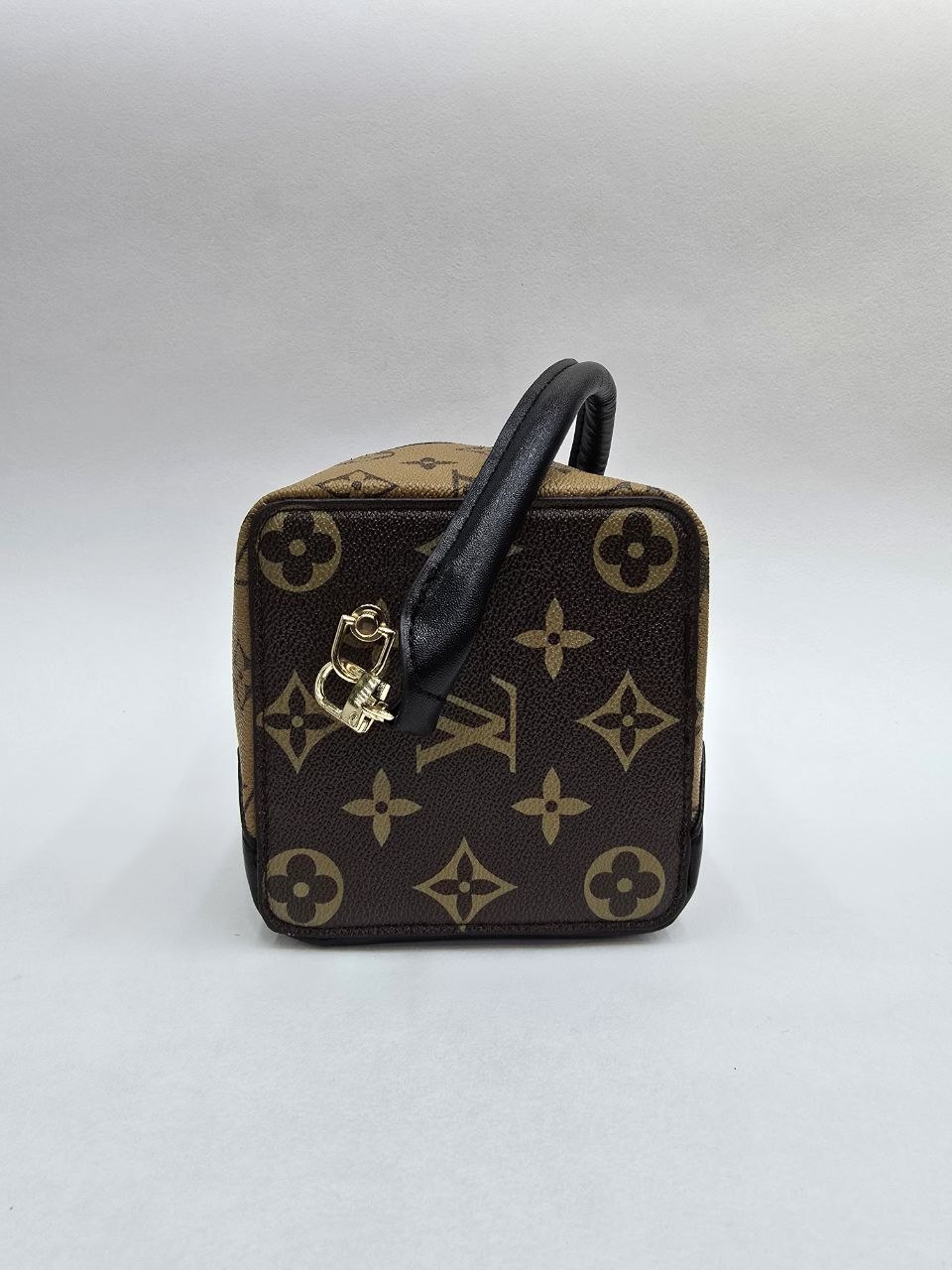 Бренд: Louis Vuitton 
Цена: 1300 сом
Размер: 13×13×13 с...