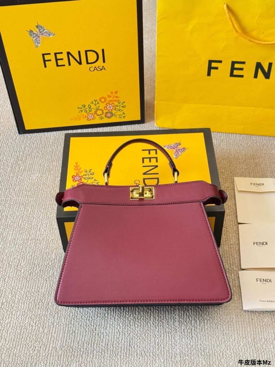 Бренд: FENDI 
Цена: 3600 сом
Размер: 27×20 см
Артикул: ...