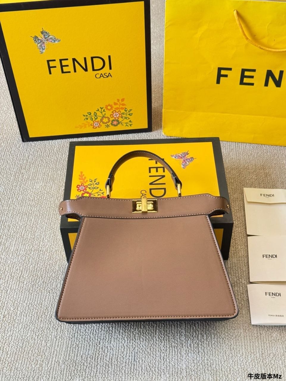Бренд: FENDI 
Цена: 3600 сом
Размер: 27×20 см
Артикул: ...