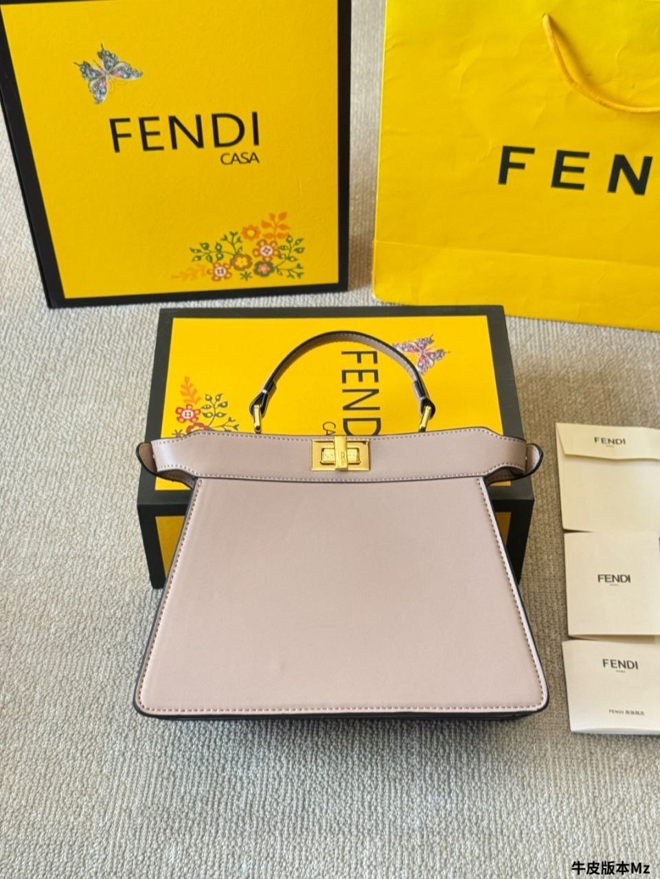 Бренд: FENDI 
Цена: 3600 сом
Размер: 27×20 см
Артикул: ...