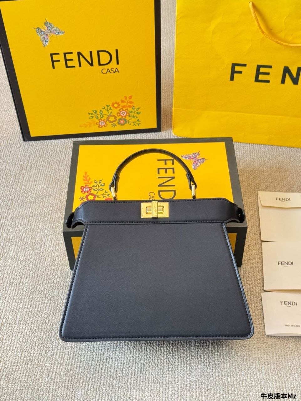 Бренд: FENDI 
Цена: 3600 сом
Размер: 27×20 см
Артикул: ...