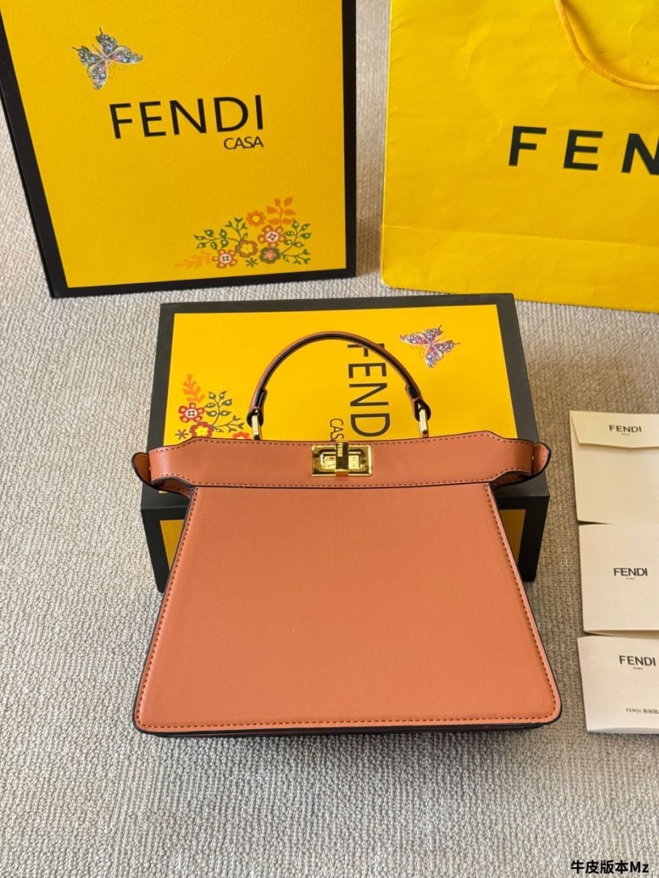Бренд: FENDI 
Цена: 3600 сом
Размер: 27×20 см
Артикул: ...