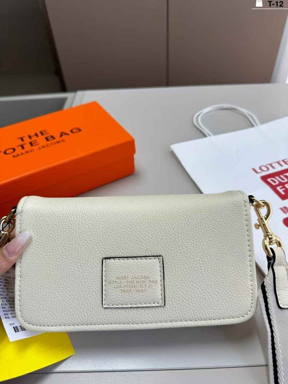 MARC JACOBS ...