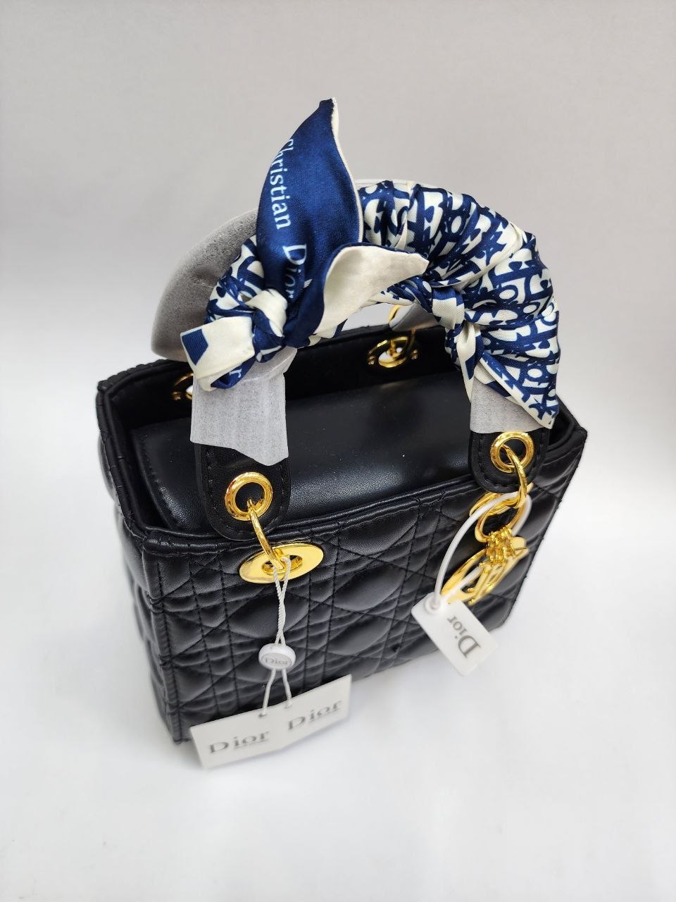 DIOR LADY матовый 
Размер 17,5×15×10 см
Цена: 1600 сом
...