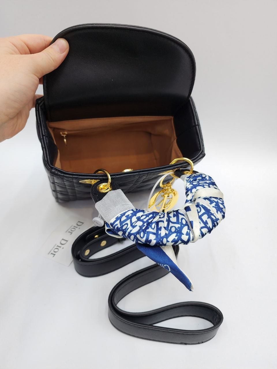DIOR LADY матовый 
Размер 17,5×15×10 см
Цена: 1600 сом
...