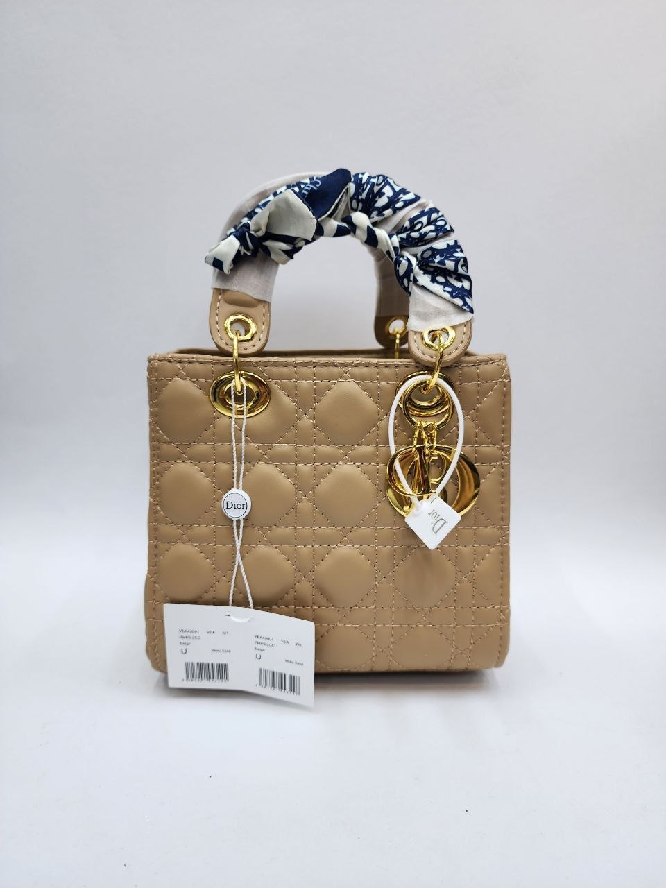 DIOR LADY матовый 
Размер 17,5×15×10 см
Цена: 1600 сом
...