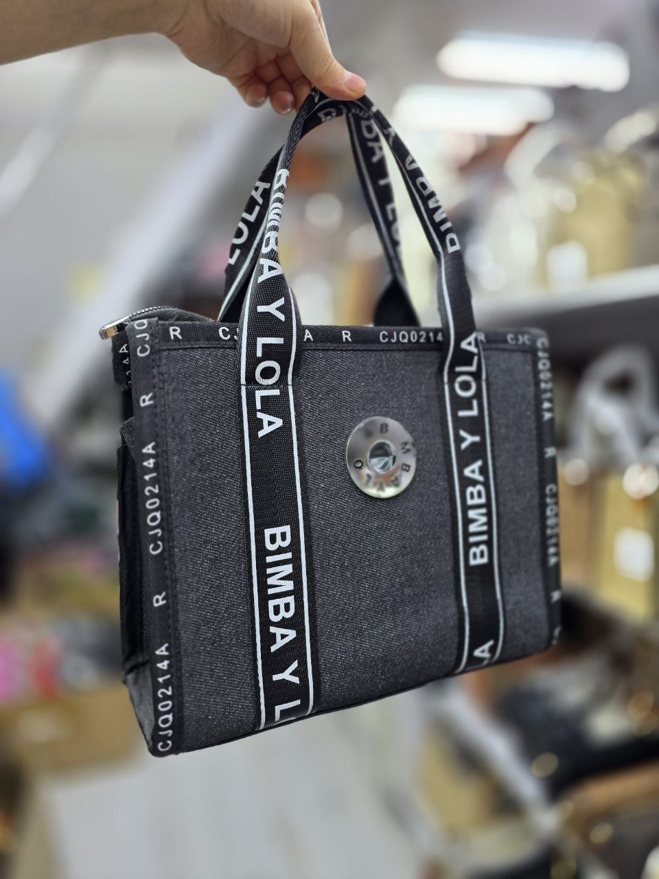 BIMBA Y LOLA
Цена: 1400 сом
Размер: 27×22×10 см
Артикул...
