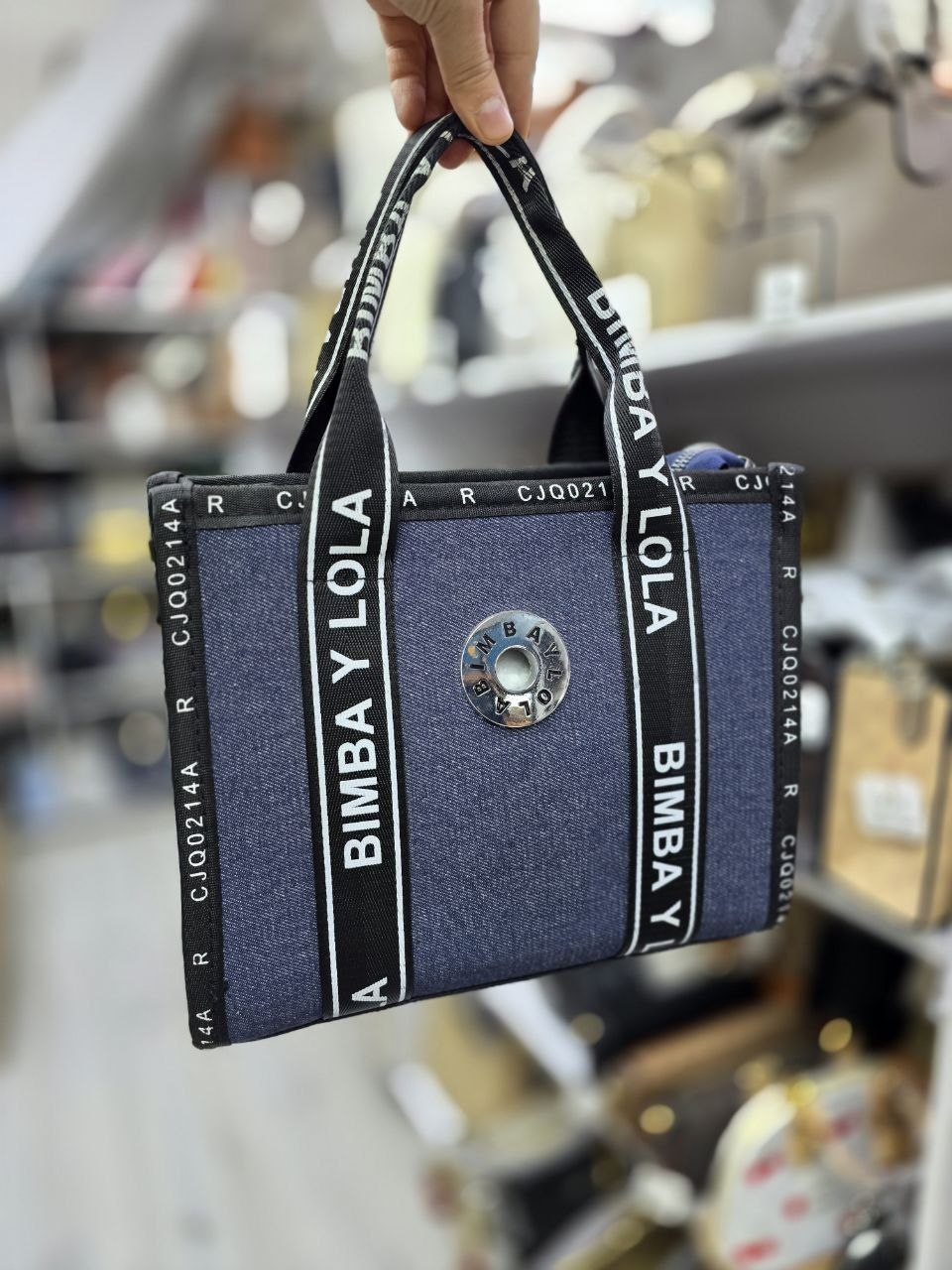 BIMBA Y LOLA
Цена: 1400 сом
Размер: 27×22×10 см
Артикул...