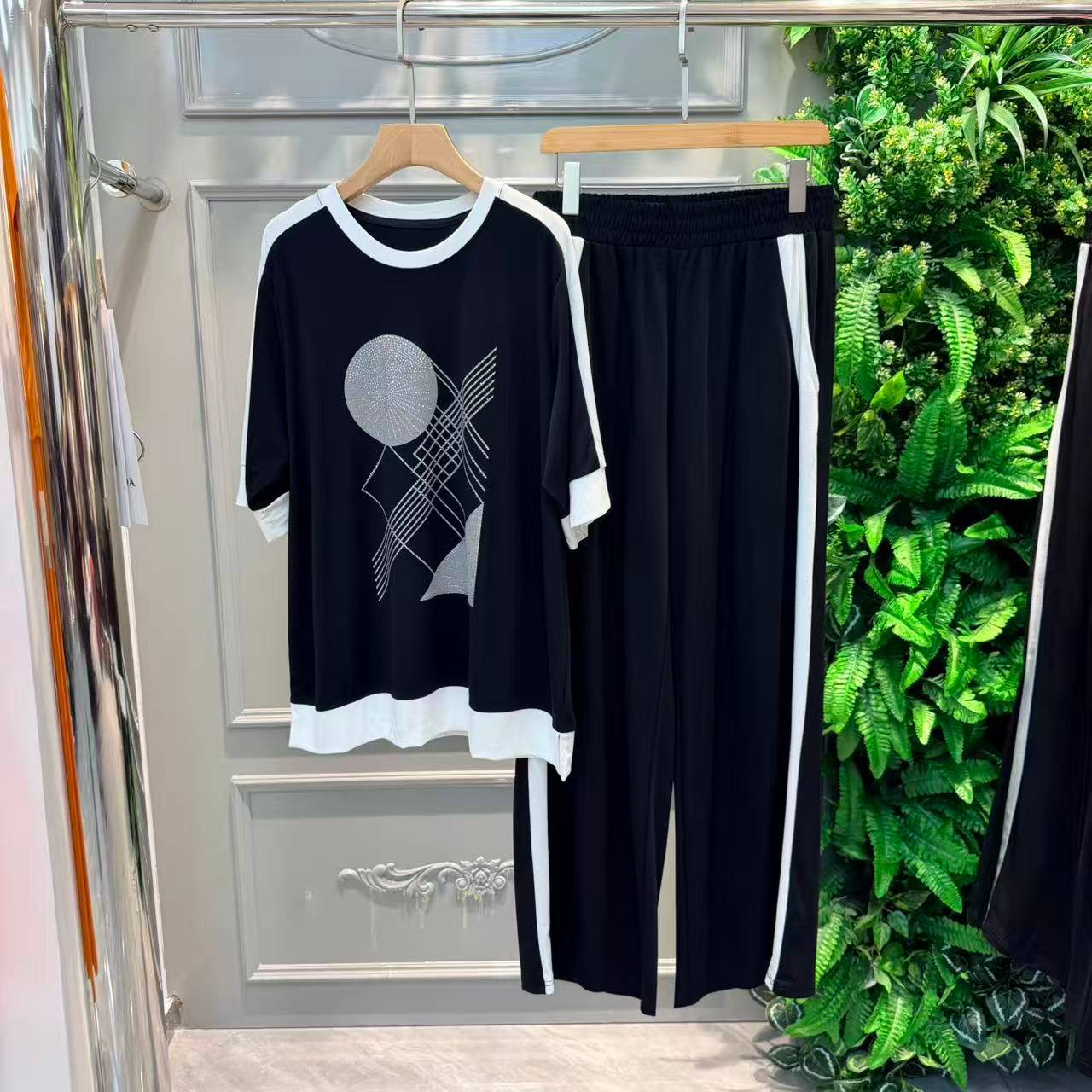 Шикарный спорт костюм! 
Размеры: XL/XXL
Цена: 3500