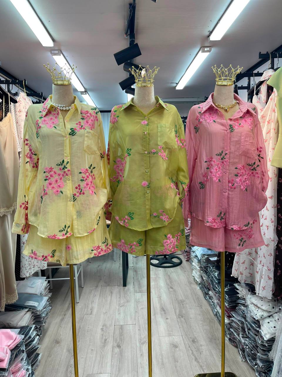Лёгкая двойка с цветочной вышивкой 🌸
Ткань невесомая, и...